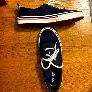 Navy Sperry lace up boat sneakers with red stripe. Perfect for summer